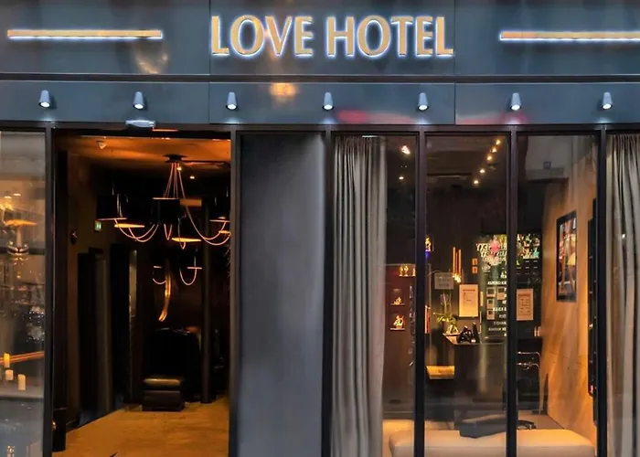 Love Hôtel avec nuit insolite au Dandy et Jacuzzi privatisé Paris