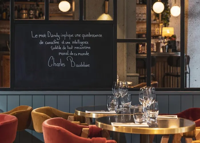 Love Hôtel avec nuit insolite au Dandy et Jacuzzi privatisé Paris